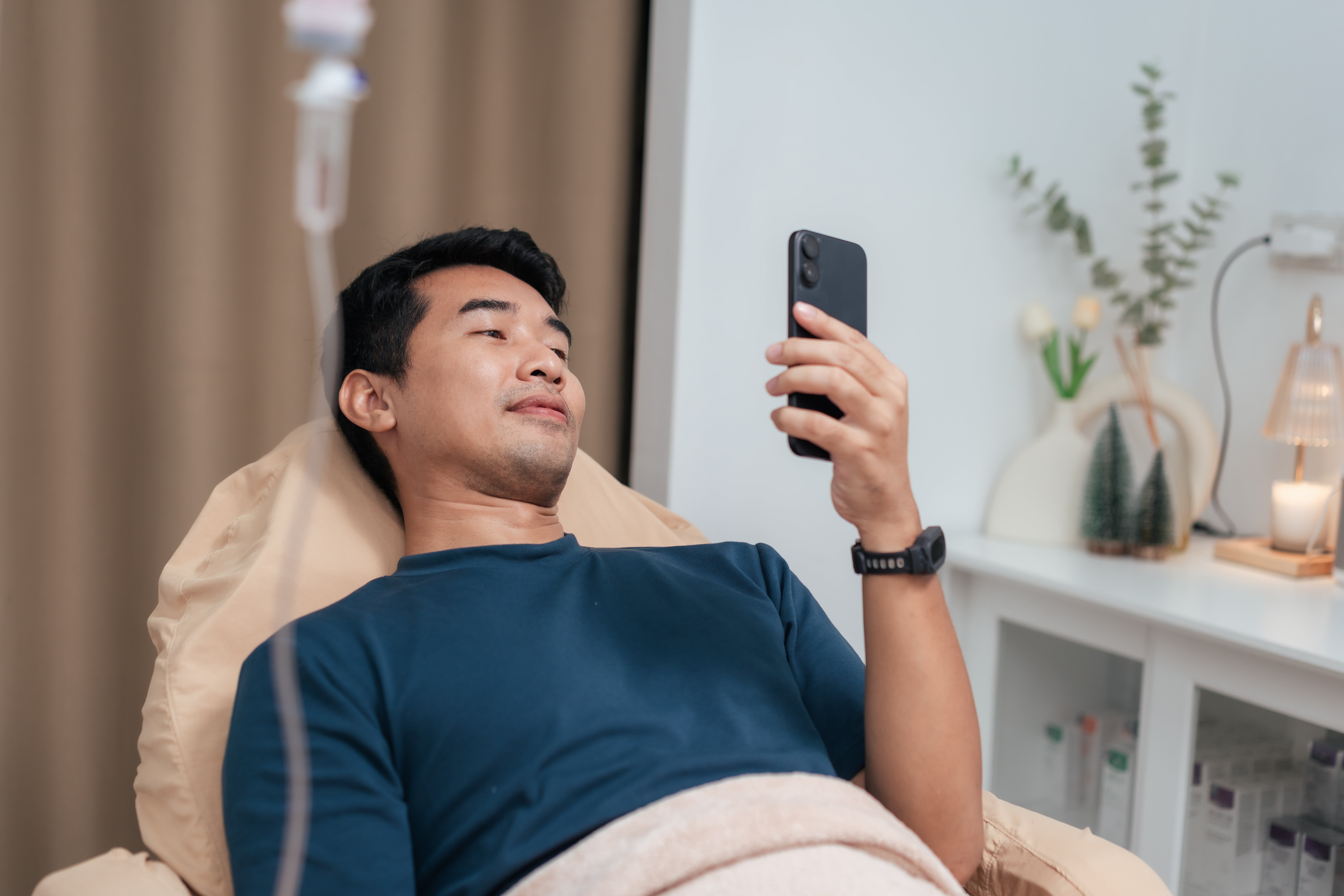 Patient waiting patiently while receiving assistance with an infusion